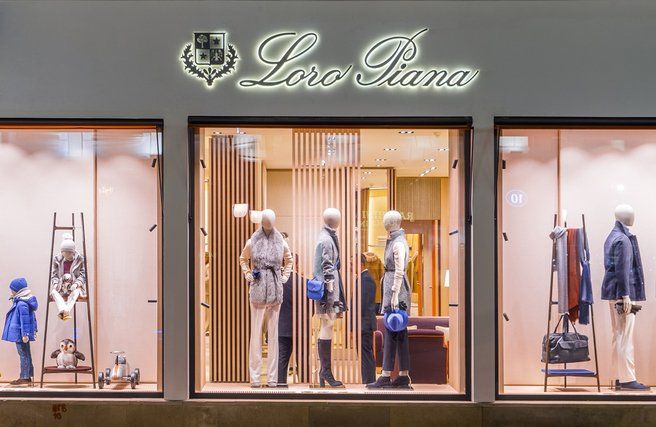 Loro Piana, icona del lusso Made in Italy, sotto accusa per sfruttamento: scatta l’amministrazione giudiziaria