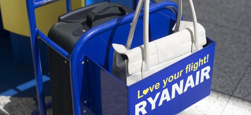 Ryanair, stretta sui bagagli: premi più alti al personale che blocca le valigie fuori misura