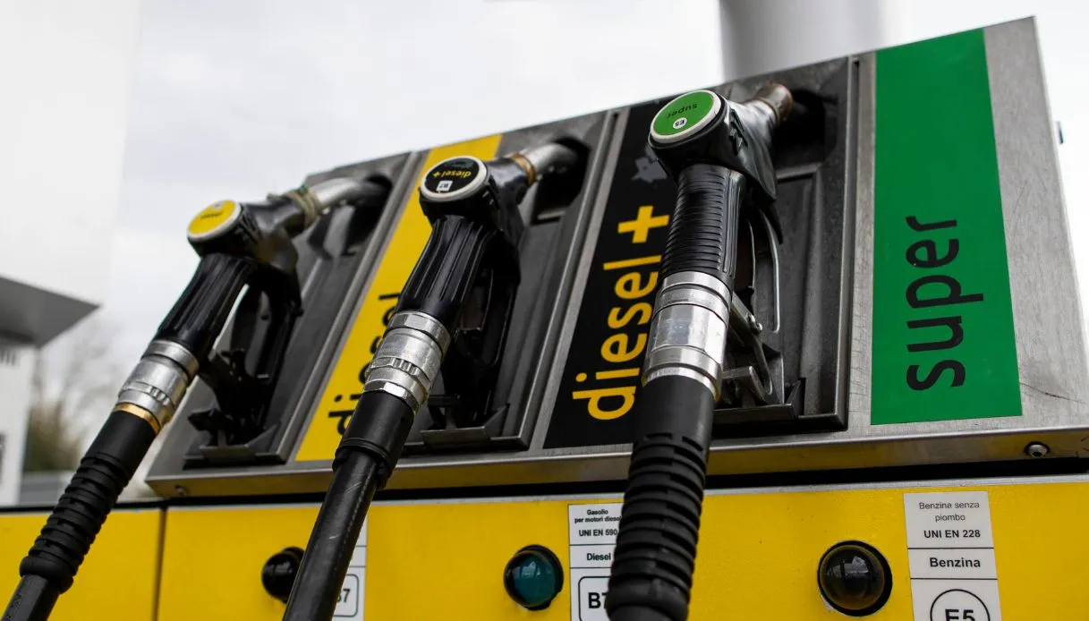 Prezzi dei carburanti in evoluzione: dal 2026 il diesel costerà più ...