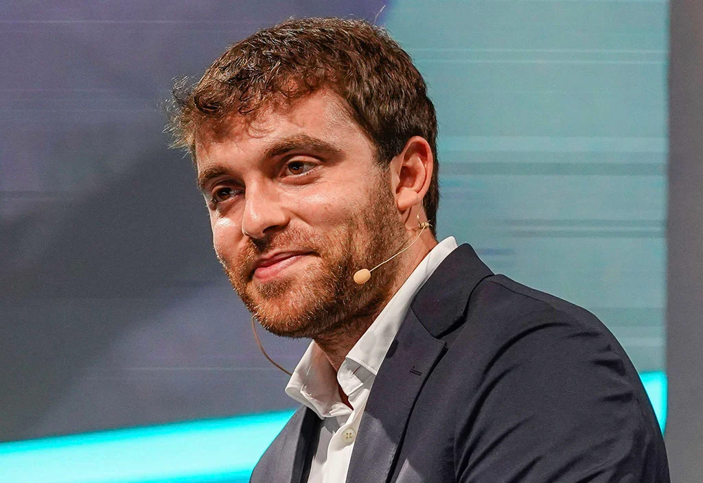 Fabrizio Romano nel mirino dei tifosi dopo un video promozionale sull’Arabia Saudita: “Concentrati sui trasferimenti”