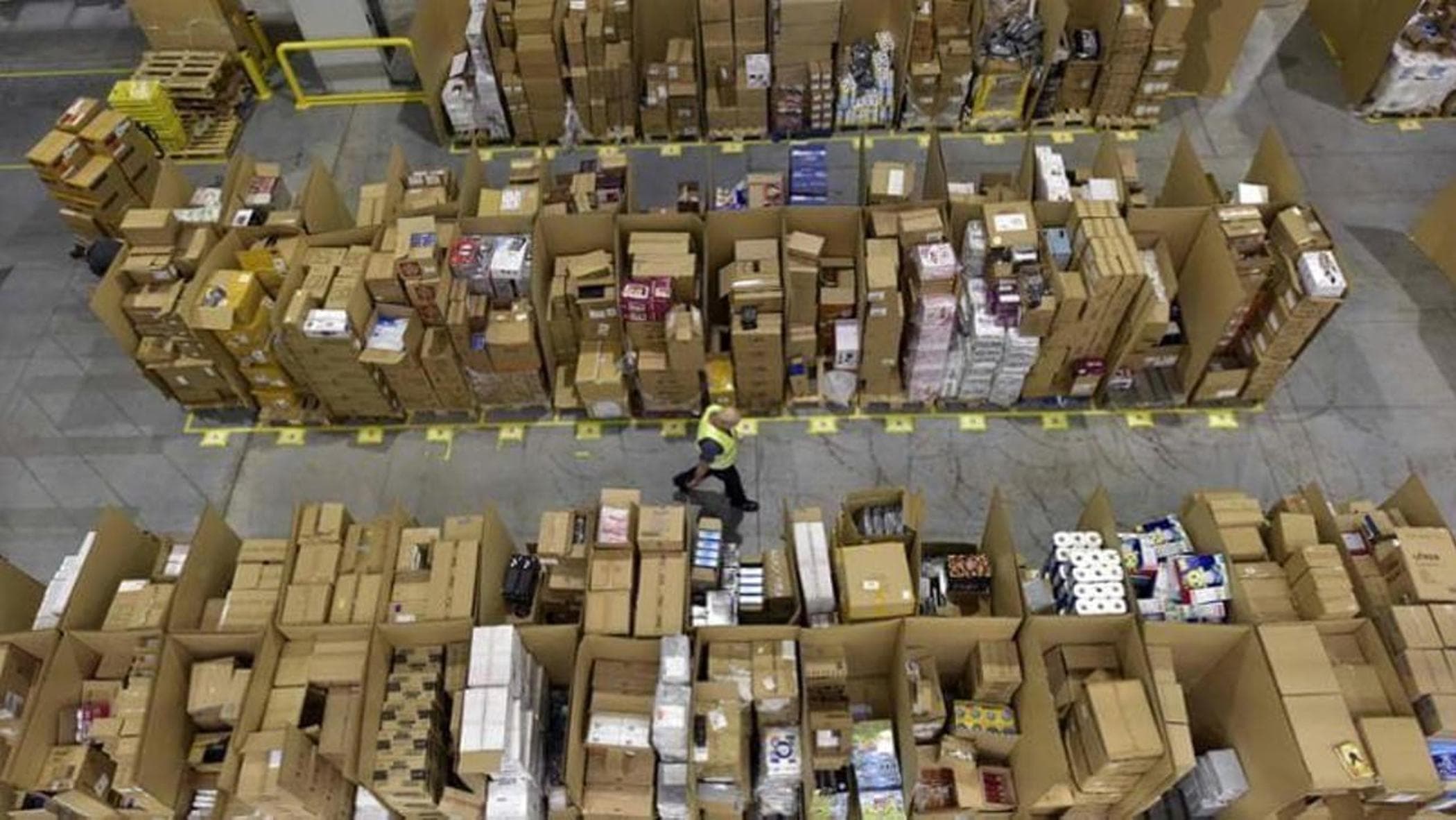 Tassa sui pacchi pacchi rinviata al 1° luglio: perché il governo ha fatto marcia indietro