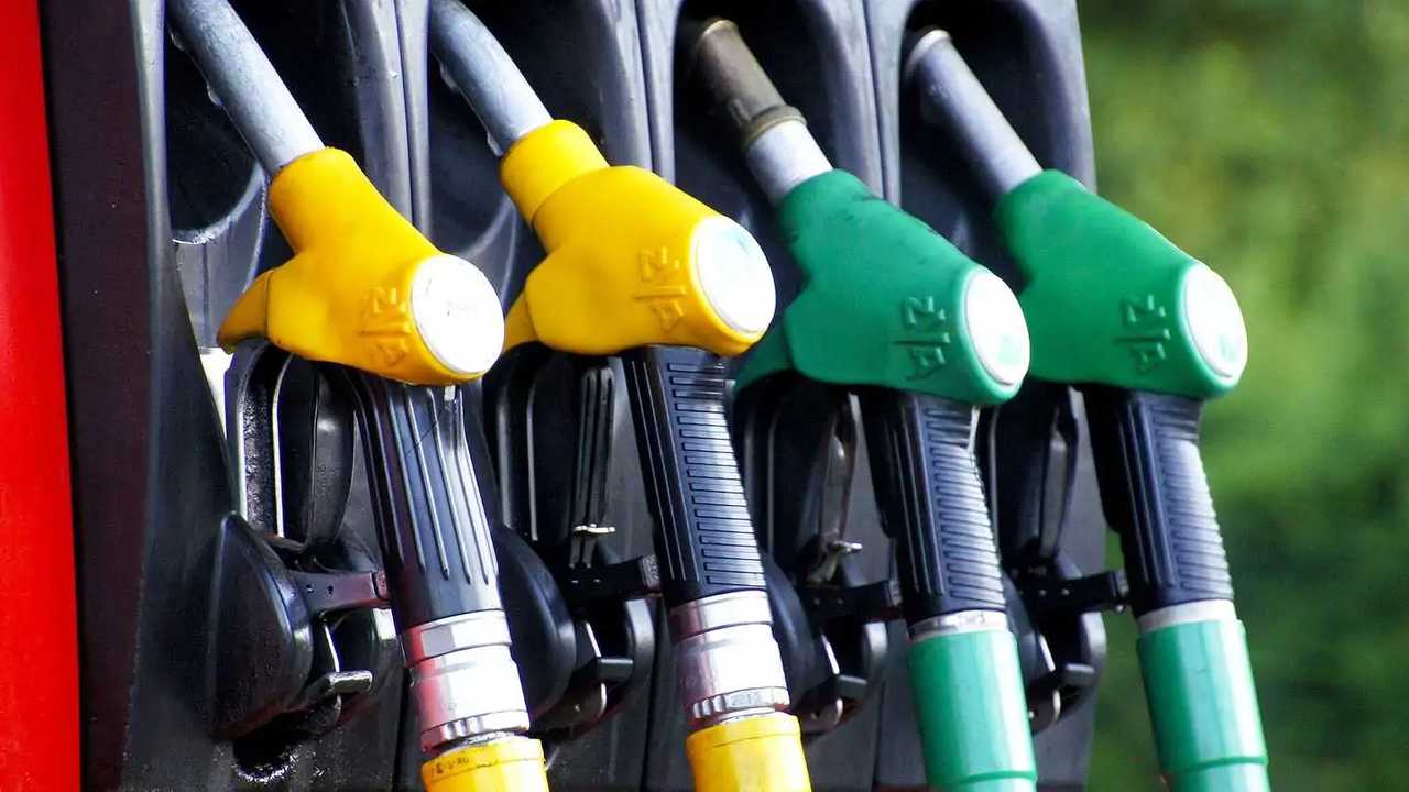 Carburanti e gas: guerra in Medio Oriente, prezzi in aumento e petrolio verso quota 100 dollari a barile