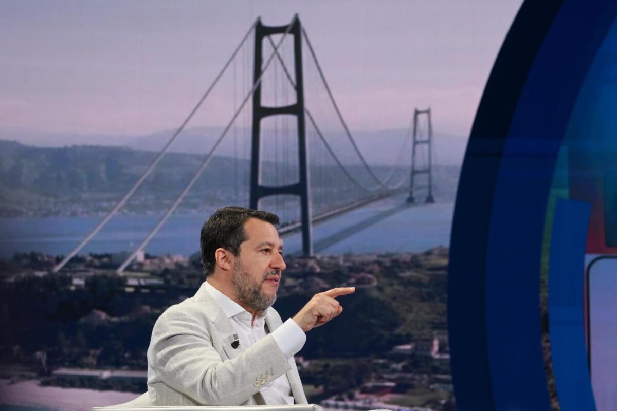 Ponte sullo Stretto slitta al 2034 e 2,8 miliardi vanno alle ferrovie. Salvini cambia “comunicazione”: “Non darò più scadenze”