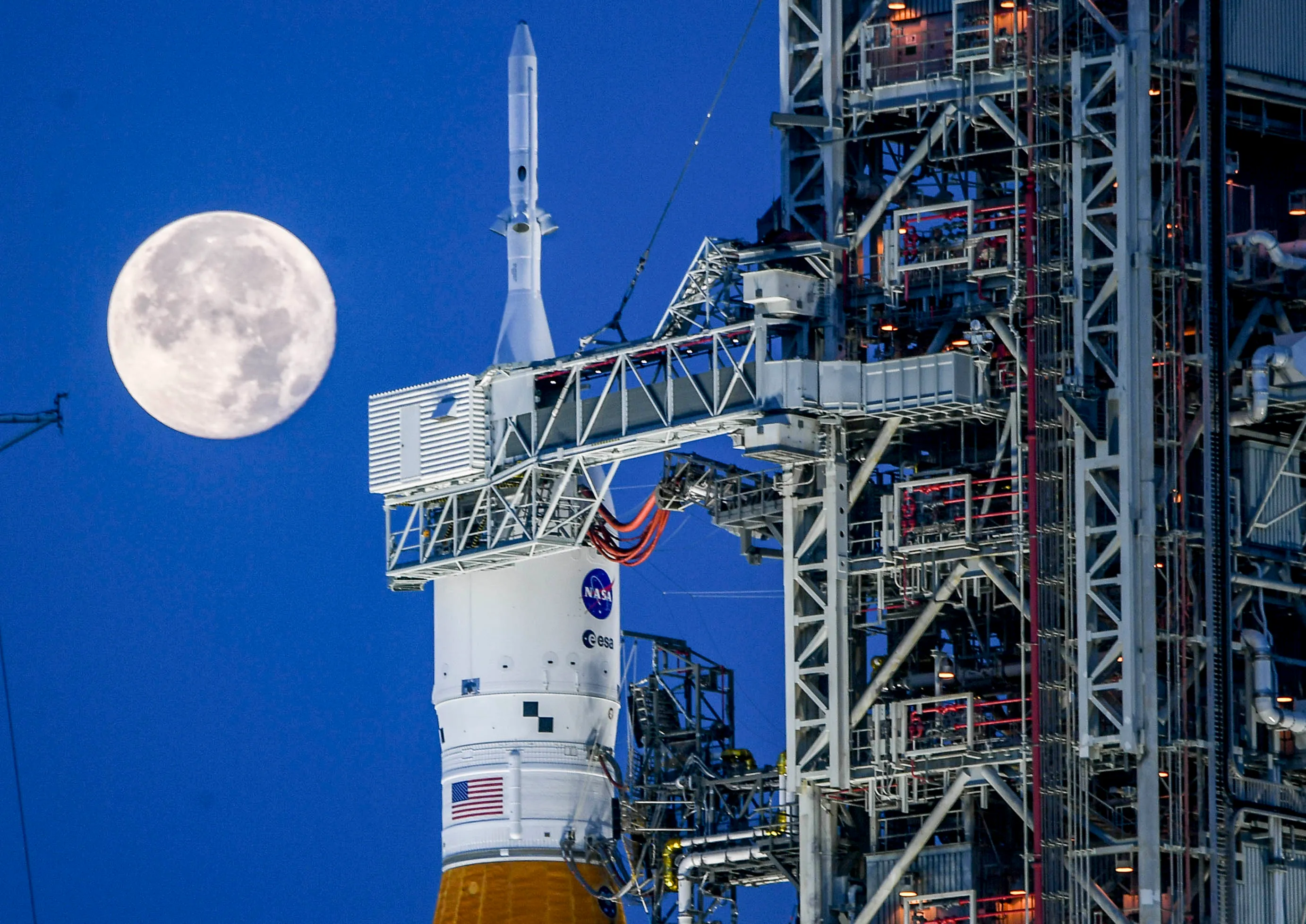 Luna, Una nuova corsa globale? La NASA teme che i prossimi a camminare sul satellite naturale saranno i cinesi