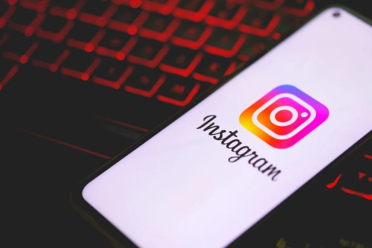 Instagram cancella milioni di bot e profili fake: crollano i follower di influencer, vip e brand. Quali sono gli account più colpiti?