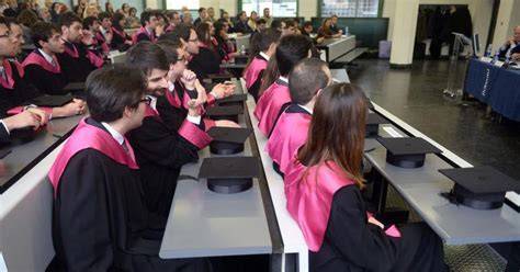 I laureati italiani all’estero guadagnano fino al 60% in più: il divario che alimenta la fuga dei talenti