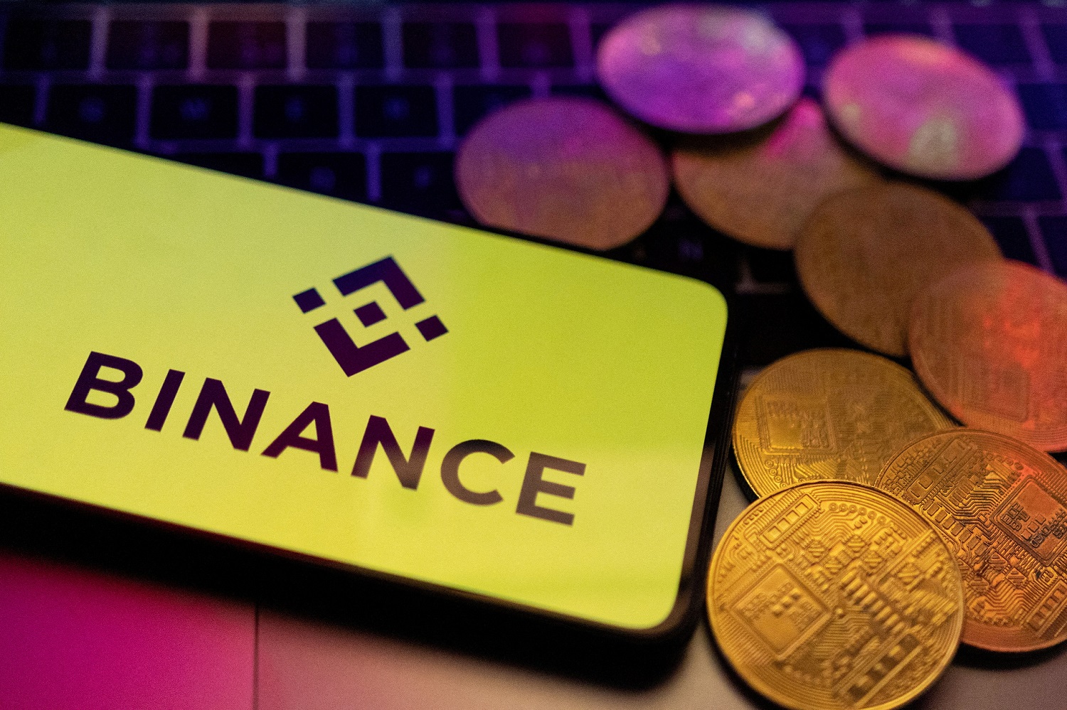 Binance, il più grande exchange cripto al mondo, rischia lo stop in UE: la richiesta della licenza sul punto di essere respinta, servizi potenzialmente bloccati