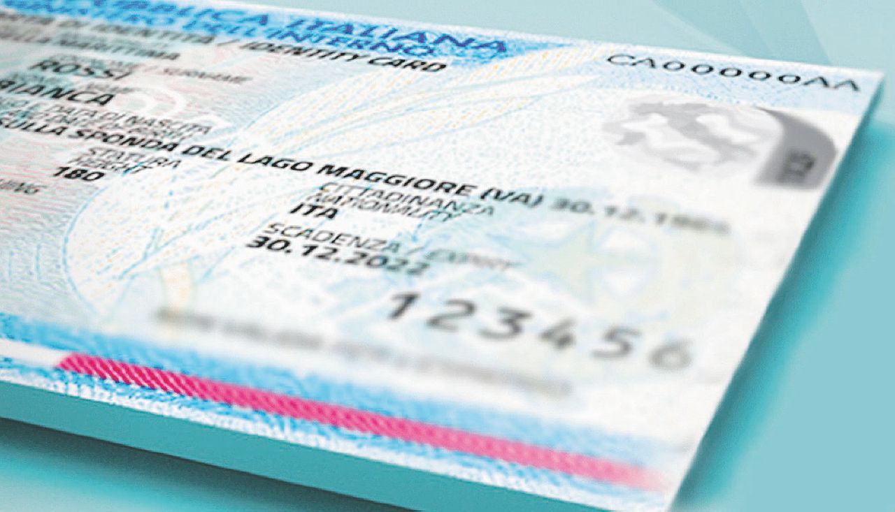 Addio alla carta d’identità cartacea rinviato: Fino a quando resterà valida?