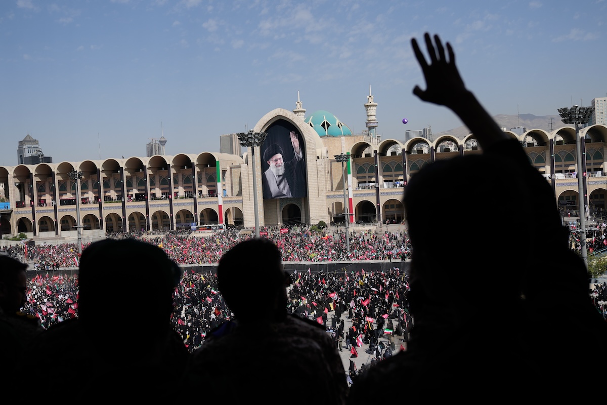 Iran, l’unità di facciata al funerale di Khamenei: dietro la coreografia si combatte una lotta di potere