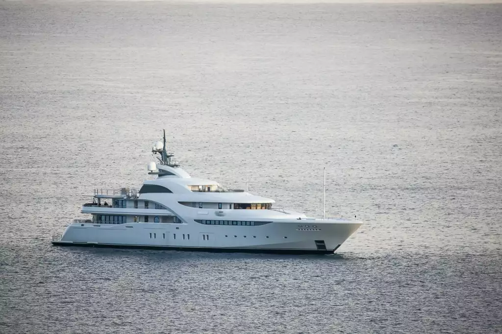 Superyacht legato a Putin attraversa le acque danesi sotto scorta militare russa