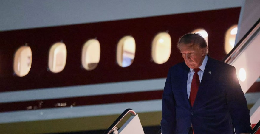 Trump nascosto su un altro aereo per Proteggerlo dalla minaccia Iraniana: se il rischio era grave, perché giornalisti e funzionari rimasero sull’Air Force One?