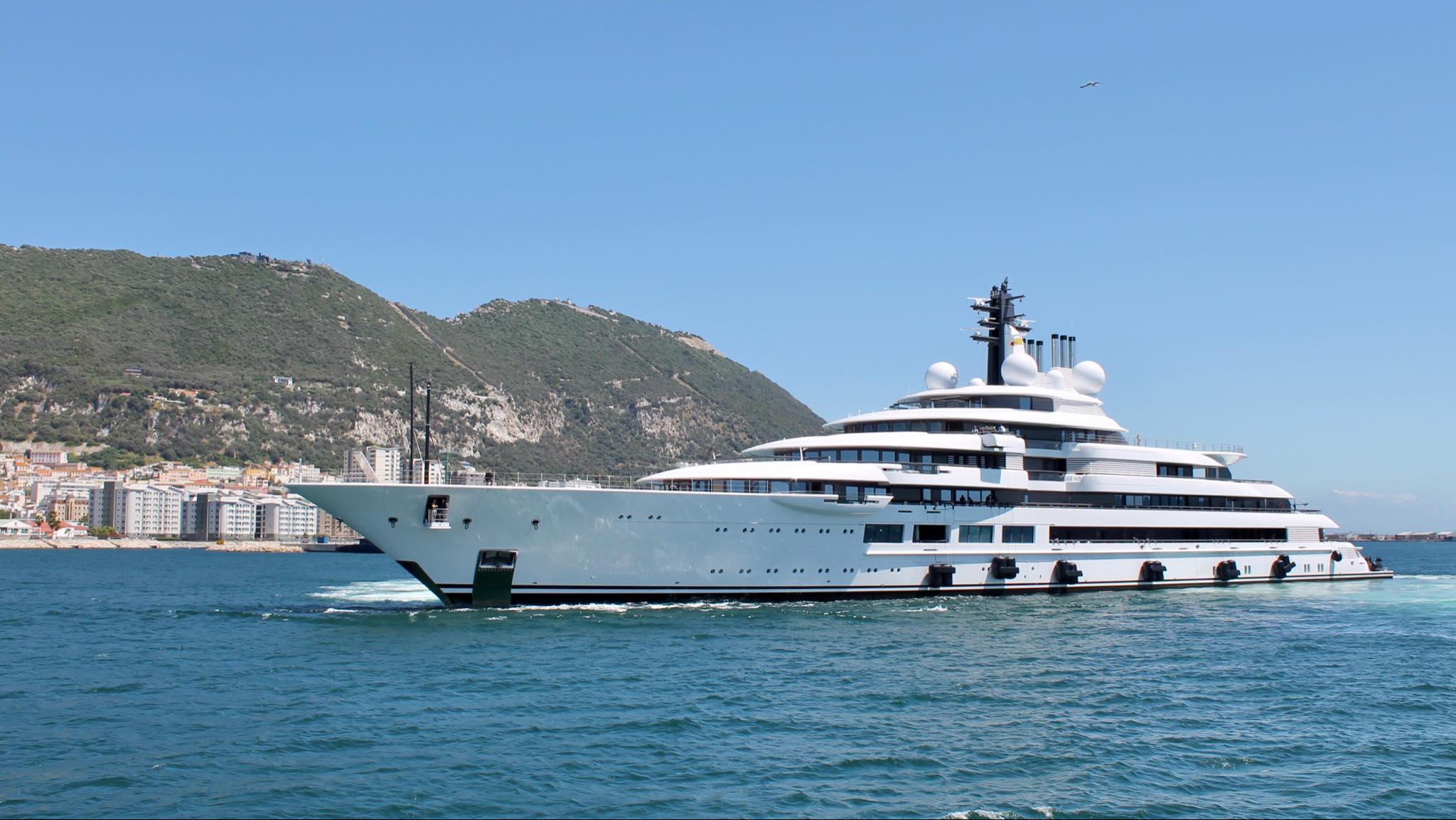 Chi paga lo yacht di Putin? Il caso dello Scheherazade tra sanzioni, società offshore e milioni per la manutenzione