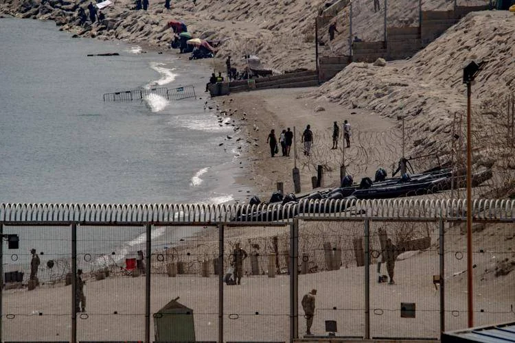 La polizia marocchina blocca centinaia di migranti diretti verso Ceuta