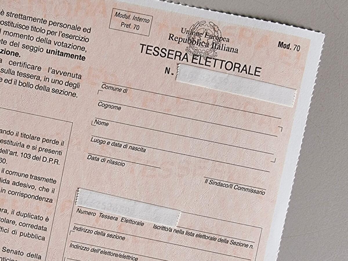 Tessera elettorale digitale, dal 2027 si voterà con lo smartphone: l’annuncio di Paolo Zangrillo