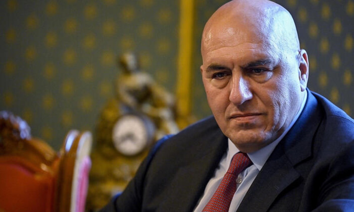 Drone abbattuto in Lituania durante la visita di Crosetto: l’intelligence valuta l’ipotesi di un avvertimento russo al ministro italiano