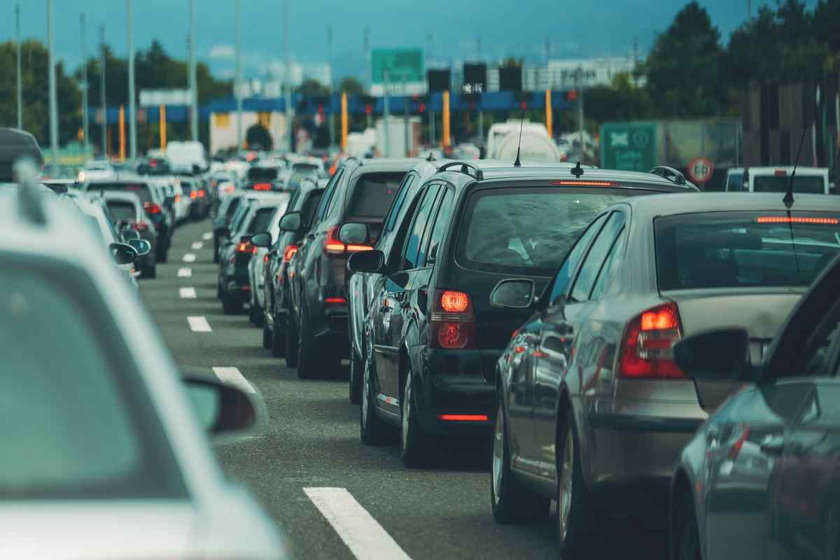 Il governo cancella il bollo per le auto di piccola e media potenza e per i motocicli nel 2027: un regalo elettorale in vista delle elezioni