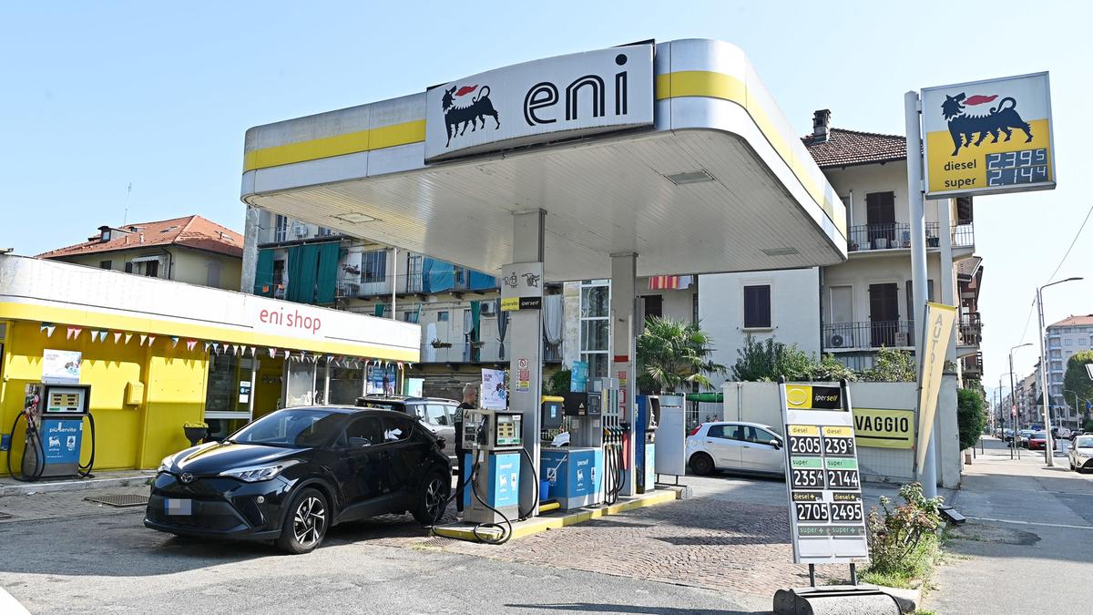 Il price cap di ENI sui carburanti e il confronto con il taglio delle accise: effetti su consumatori, stato, concorrenza e mercato della distribuzione