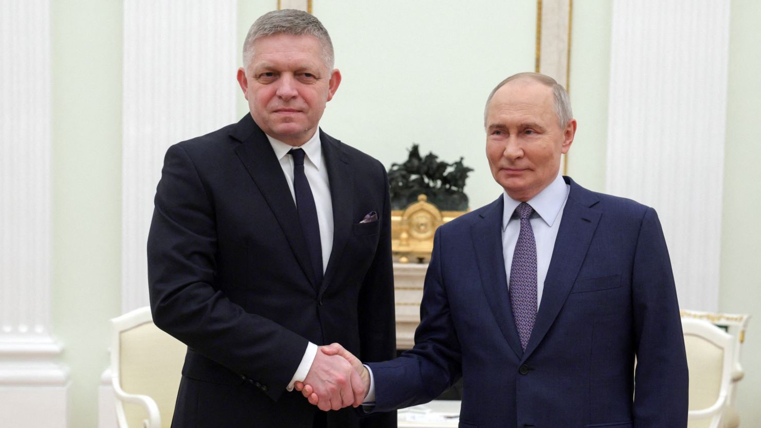 Senza più Orbán, Robert Fico è tra i pochi alleati di Putin in Europa: veti alle sanzioni, riavvicinamento a Mosca e l’attesa di Marine Le Pen, Roberto Vannacci e AfD