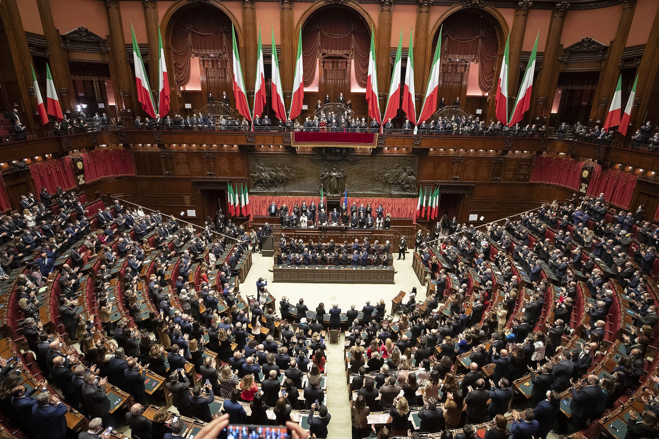 Parlamentari in prestito e componenti fai-da-te: come la nuova legge elettorale Stabilicum spinge deputati e senatori a cambiare gruppo in vista delle politiche del 2027