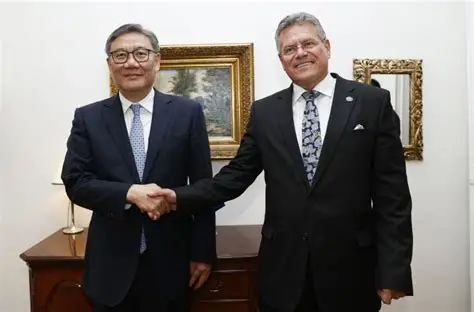 Ue-Cina, intesa sulle auto ibride: Pechino apre a dimezzare le esportazioni verso l’Europa