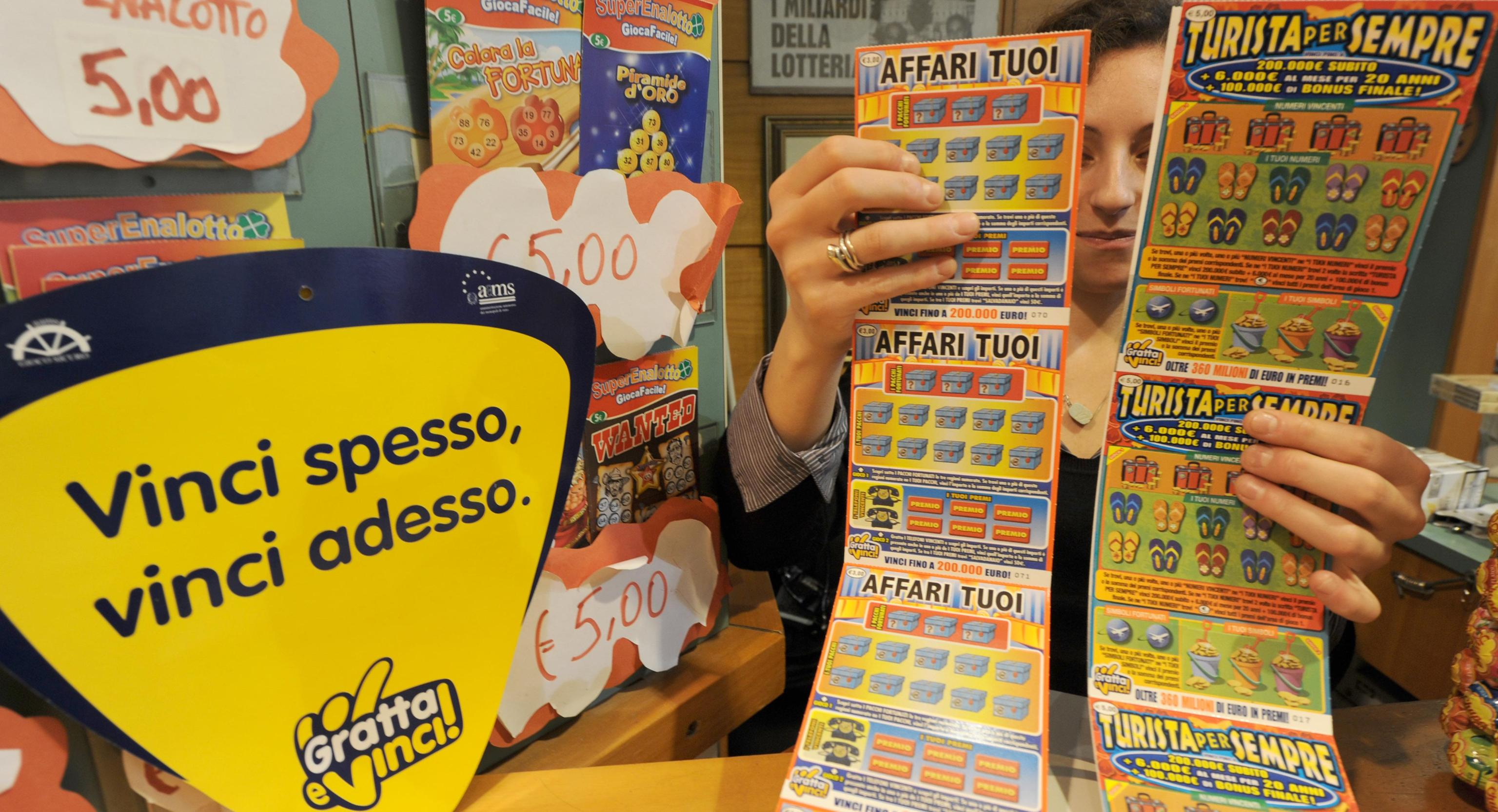 Truffa sui Gratta e Vinci: individuavano i biglietti milionari nei server e li facevano comprare a parenti e amici. Sequestrati beni per oltre 25 milioni di euro