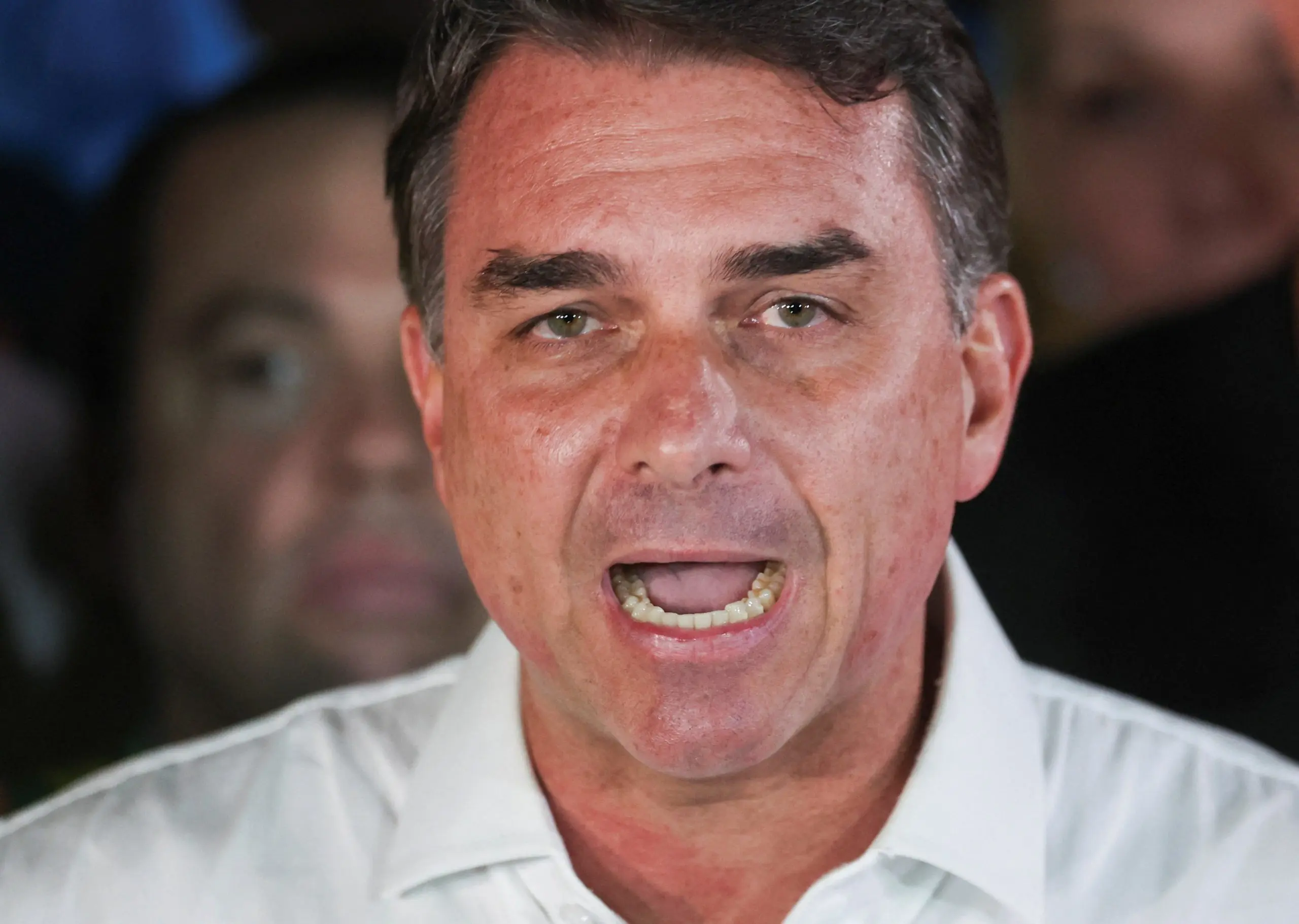 Flávio Bolsonaro è fuggito dal Brasile: depistaggi, un passaporto italiano, due jet privati e l’aiuto di Milei e Trump