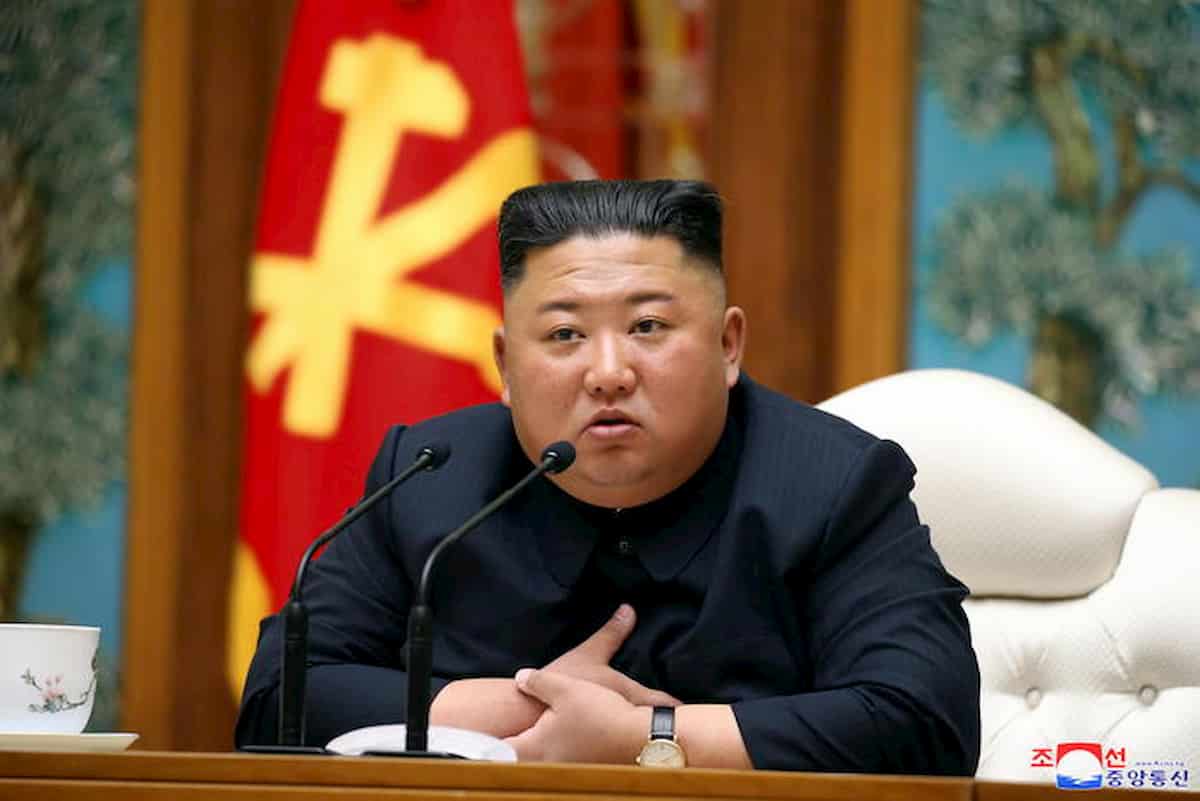Kim Jong-Un dato per morto da un dissidente cinese: Pyongyang risponde con le foto del leader, la cui datazione resta non verificata