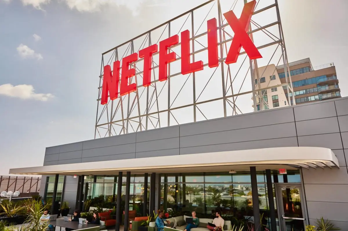 Netflix perde terreno contro YouTube: licenziamenti, calo degli ascolti e la ricerca di un nuovo modello
